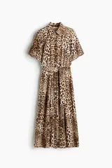 Vestido midi con cuello camisero, botonadura frontal y mangas cortas, con estampado de leopardo, elástico en la cintura y cinturón extraíble para atar.