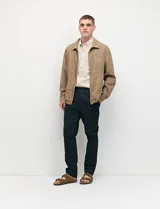 Pantalón tipo chino de corte slim moderno, de color gris, con bolsillos funcionales delanteros e italianos y detalles de costura premium.