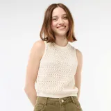 Top de croché color beige con diseño calado, cuello redondo y sisas amplias.