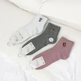Pack de tres pares de medias de algodón acanaladas, con bordados de animalitos en el lateral. Incluye un par blanco, un par gris melange y un par rosado.