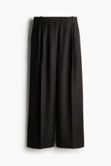 Pantalón sastrero de corte ancho, color negro, con cierre y botón frontal, pinzas en la cintura y raya marcada en las piernas.