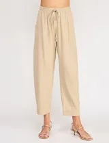 Pantalón holgado de lino color beige de la marca Allie Rose, con tiro alto y pretina elastizada con cordón de ajuste.