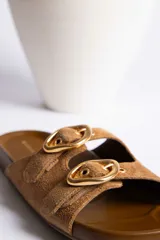 Sandalias negras con dos tiras anchas sobre el empeine, hebillas doradas ajustables y plantilla anatómica.