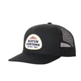 Gorra tipo trucker de seis paneles, color negro, con corona de sarga de algodón y parte trasera de malla de poliéster. Presenta un parche frontal bordado con el logo de la marca y cierre ajustable en la parte posterior.