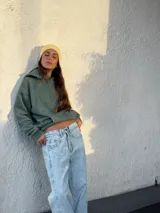 Pantalón de jean celeste con lavado ácido, corte amplio y tiro alto.