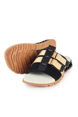 Sandalias Kenner Rakka Yaki con base color hueso, suela marrón y tiras de tela negra con apliques de cuero sintético color beige.