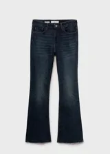 Jeans de tiro medio con diseño flare y bajo deshilachado, confeccionados en tejido elástico de algodón estilo denim. Presentan cinco bolsillos, trabillas y cierre delantero con cremallera y botón.