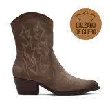 Bota texana de caña media confeccionada en gamuza color marrón, con bordados decorativos en el lateral y taco cuadrado de altura media.
