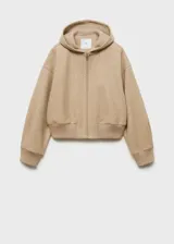 Chaqueta tipo bomber con capucha, confeccionada en tejido de poliéster con textura suave. Presenta cierre frontal de cremallera, mangas largas con puños elásticos y cintura acanalada.