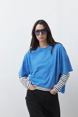 Remera de manga corta con calce relajado y cuello redondo, confeccionada en algodón liso de color azul.