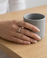 Anillo de plata 925 con diseño en zigzag y circonias incrustadas.