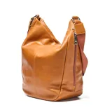 Cartera tipo hobo de cuero color suela, con cierre superior, correa ajustable y extraíble, y logo de la marca grabado en la parte inferior.