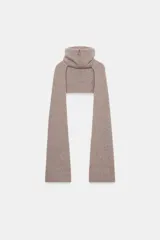 Bufanda de punto acanalado con cuello alto y cierre frontal con cremallera, diseñada con una estructura que cubre el cuello y los hombros.