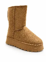 Pantubotas de media caña color tostado, con suela plataforma gruesa dentada y forro interno de corderito.