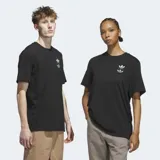 Remera negra de corte clásico con cuello redondo y logo de Adidas Triple Trifolio estampado en el pecho.