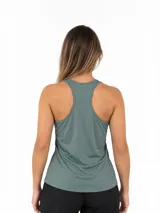 Musculosa deportiva Umbro modelo Nina para mujer, color negro con costuras en contraste y el logo de la marca estampado en el pecho.