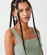 Blusa cropped sin mangas en punto canalé con pelo, escote cuadrado y tirantes anchos.