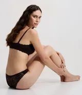 Soutien strapless color marrón oscuro, confeccionado en microfibra con detalles de encaje en el borde superior de las copas. Posee aros, copas estructuradas y breteles finos removibles.