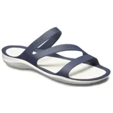 Sandalias Crocs Swiftwater color azul marino con suela blanca y diseño de tiras flexibles.