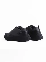 Championes de estilo outdoor color negro, con capellada de malla transpirable y refuerzos sintéticos. Presentan sistema de ajuste rápido con cordón elástico y suela de goma con relieve para mayor tracción.