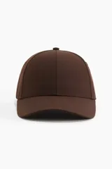 Gorra deportiva marrón de tela repelente al agua con cinta antitranspirante y hebilla metálica ajustable en la parte trasera.