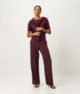 Blusa básica ajustada en rib de algodón, de manga corta y cuello redondo, color mostaza.