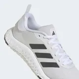 Championes deportivos Adidas Everyset, color blanco con tres franjas negras en el lateral. Presentan una horma ancha, parte superior de punto transpirable y mediasuela de doble densidad con espuma EVA.