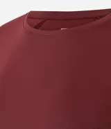 Remera deportiva de manga corta con cuello redondo, confeccionada en poliamida y elastano. Presenta un diseño liso con detalle de recorte en la espalda.