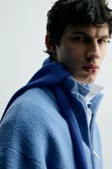 Jersey de hombre con textura efecto pelo, corte boxy fit, cuello perkins con cierre frontal de cremallera, manga larga y acabados en rib.