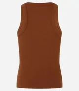 Musculosa básica de calce ajustado confeccionada en tejido rib acanalado. Presenta escote redondo y breteles medios, ofreciendo un diseño versátil y cómodo.