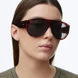Lentes de sol estilo aviador con montura oversized de diseño retro en estampado carey y cristales polarizados en color negro.