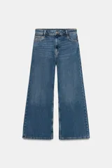 Jeans de tiro alto y corte ancho (wide leg) hasta el tobillo, confeccionados en denim azul de efecto lavado. Presenta cinco bolsillos y cierre frontal con cremallera y botón.