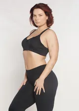 Top deportivo negro de poliamida preformado con copa y espalda con tiras cruzadas.