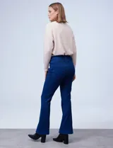 Jegging con pretina elastizada, marca Zac & Rachel. Delantera y trasera con bolsillos. Terminación de ruedo bootcut.