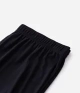 Conjunto de pijama masculino compuesto por una remera de manga larga con estampado de rayas horizontales y un pantalón largo de corte recto con cintura elástica.