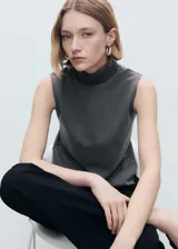 Musculosa gris con cuello alto y corte recto, sin mangas.