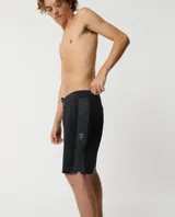 Boardshort de baño Rip Curl S Series 32 One Cordura de 19 pulgadas, color negro con banda lateral gris texturizada y cordón ajustable en la cintura.