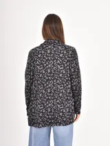 Saco de tejido de punto con diseño estampado animal print en tonos negro y gris, de corte abierto y manga larga.
