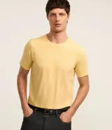 Remera básica de corte slim para hombre, confeccionada en suave algodón peruano. Presenta cuello redondo y mangas cortas, con un diseño liso y versátil.