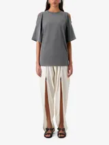 Remera gris de corte relajado, con diseño open shoulder y mangas cortas.