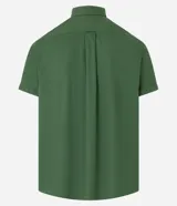 Camisa comfort masculina de lino y algodón color marrón, con cuello inglés, mangas cortas con vuelta, cierre frontal por botones y un bolsillo en el pecho.