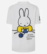 Remera blanca de algodón con cuello redondo y mangas cortas, con diseño estampado de Miffy en el pecho y detalles gráficos en la manga.