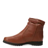 Bota corta de cuero negro con cierre lateral, taco bajo y suela de goma.