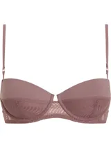 Sujetador balconette color lila con encaje, de microfibra y encaje transparente, con copas moldeadas con ligero relleno para un sutil efecto elevador, tirantes ajustables, aro y cierre de gancho en la parte trasera.