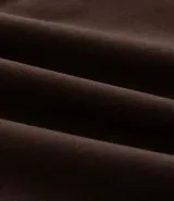 Pantalón de corte recto confeccionado en sarga de algodón con un toque de elastano. Presenta cintura con trabillas para cinturón, cierre tradicional de botón y cremallera, y bolsillos laterales y traseros.