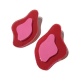 Par de aros colgantes con forma abstracta, compuestos por dos capas de acrílico: una base roja y una pieza central rosa.