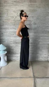 Pantalón cargo color verde agua, de corte ancho y tiro alto, con cintura elastizada y bolsillos laterales.