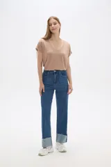 Pantalón de jean azul de corte recto, tiro alto y ruedo con dobladillo.