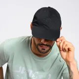 Gorro con visera Umbro, color negro, confeccionado en algodón.