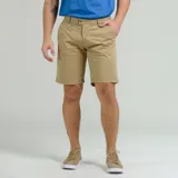Bermuda de gabardina color beige, corte slim fit, con bolsillos laterales y traseros.